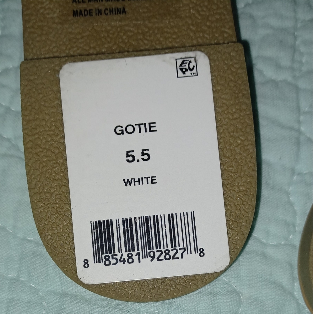 New dv Dolce Vita Sandals - Picture 5 of 6